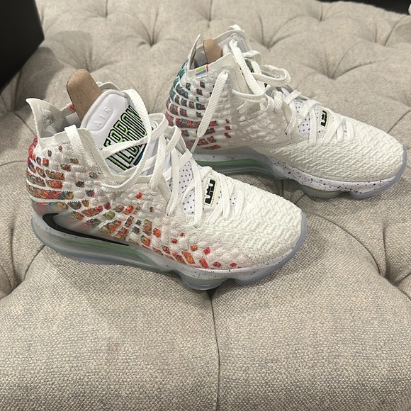 Brand new Lebron XVII women’s basketball sneakers in original box - Picture 4 of 7